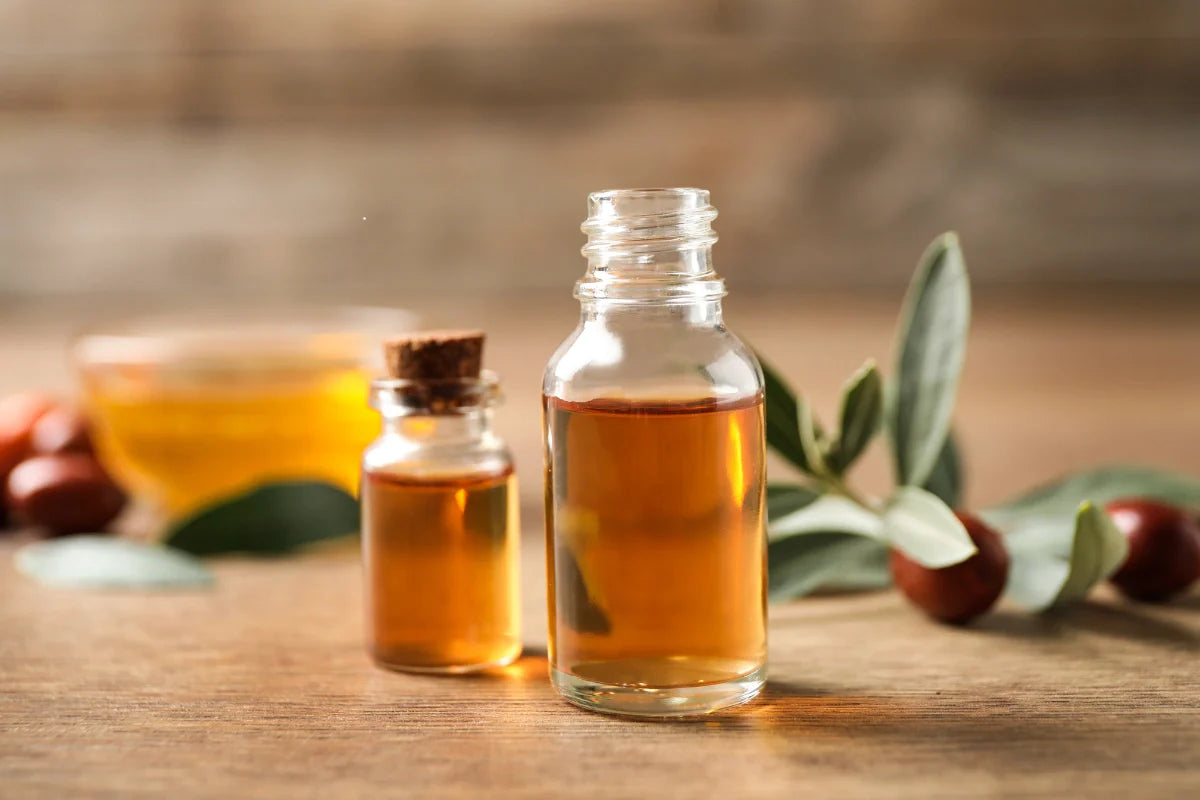 Huile de jojoba après shampoing : sérum léger et brillant